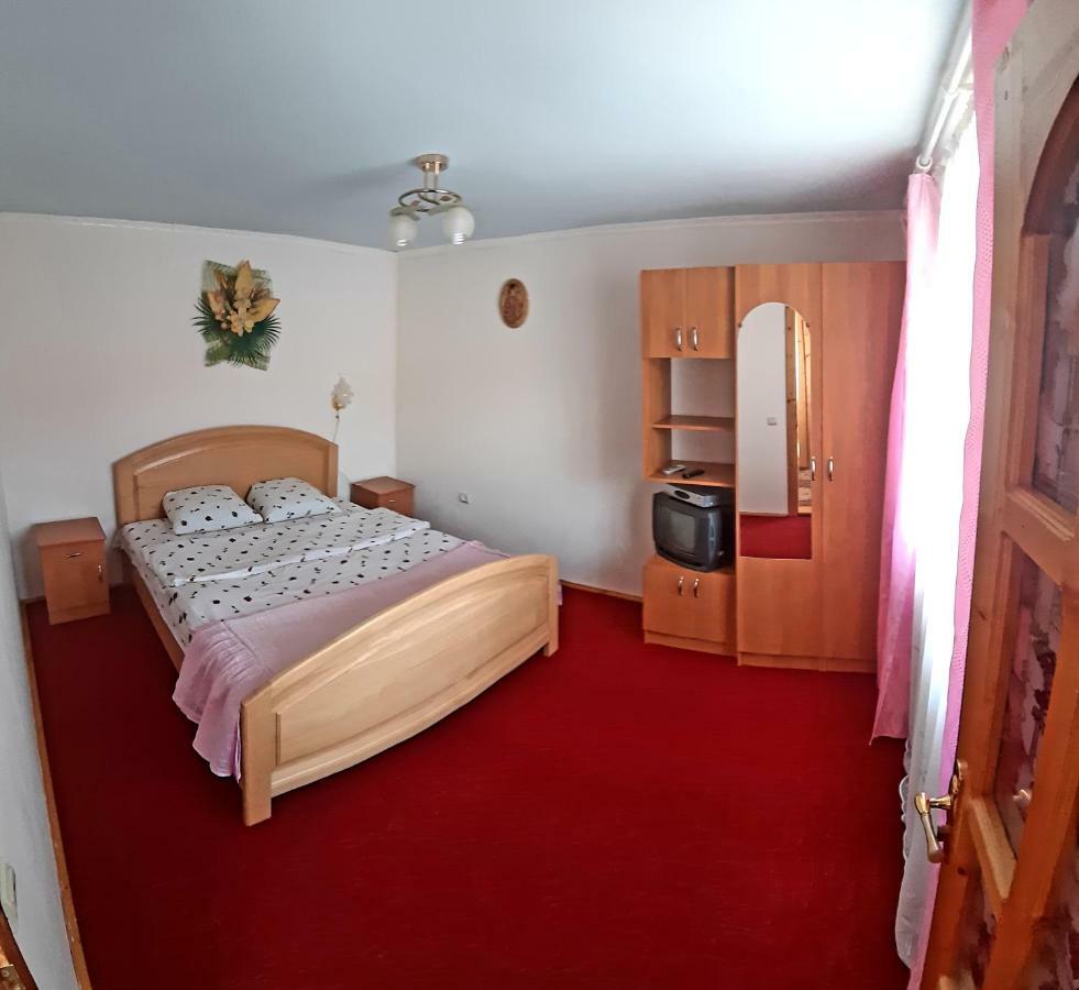 Guest House Karpaty Yaremche Exterior photo